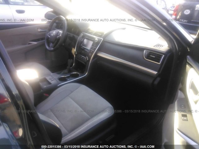 4T1BF1FK1FU487373 - 2015 TOYOTA CAMRY LE/XLE/SE/XSE შავი ფოტო 5