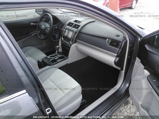 4T4BF1FK6CR178306 - 2012 TOYOTA CAMRY SE/LE/XLE GRAY photo 5