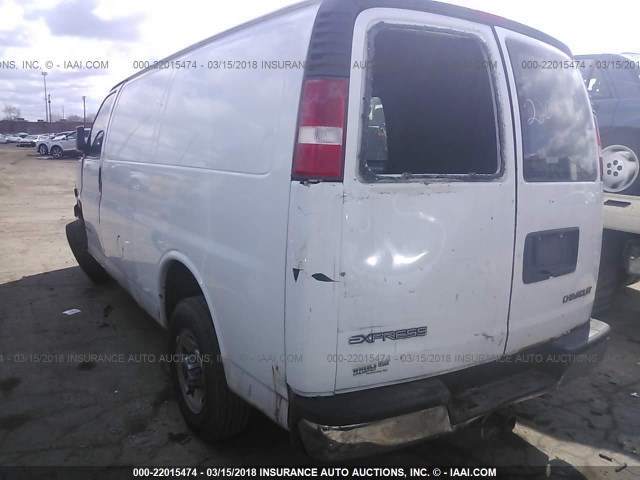 1GTGG25V731213181 - 2003 GMC SAVANA G2500 WHITE photo 3