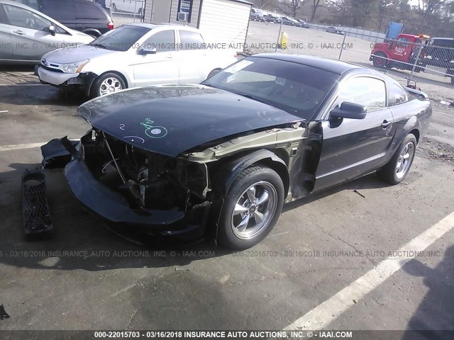 1ZVHT82H255209520 - 2005 FORD MUSTANG GT BLACK photo 2