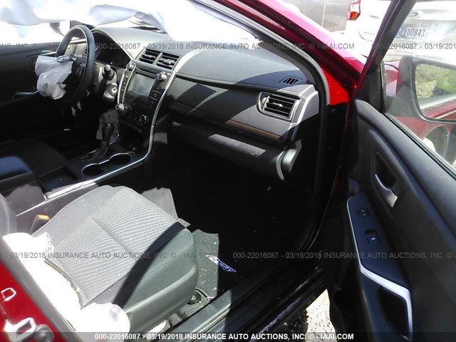 4T1BF1FK9FU933981 - 2015 TOYOTA CAMRY LE/XLE/SE/XSE Rot Foto 5