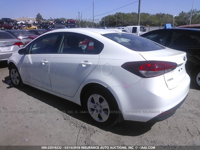 3KPFK4A75HE109337 - 2017 KIA FORTE LX WHITE photo 3