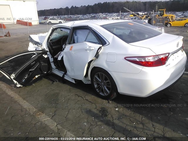4T1BF1FK3GU587458 - 2016 TOYOTA CAMRY LE/XLE/SE/XSE WHITE photo 3