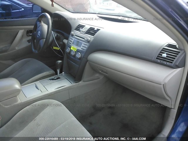 4T1BF3EK5BU769958 - 2011 TOYOTA CAMRY SE/LE/XLE Синий фото 5