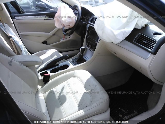 1VWBH7A32DC085556 - 2013 VOLKSWAGEN PASSAT SE BLACK photo 5