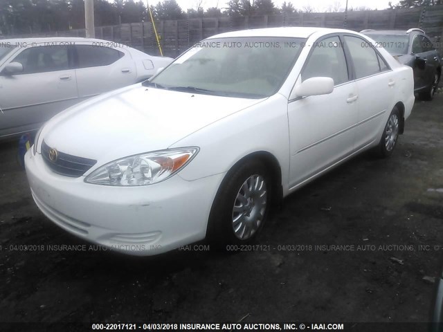 4T1BE30K32U047981 - 2002 TOYOTA CAMRY LE/XLE/SE WHITE photo 2