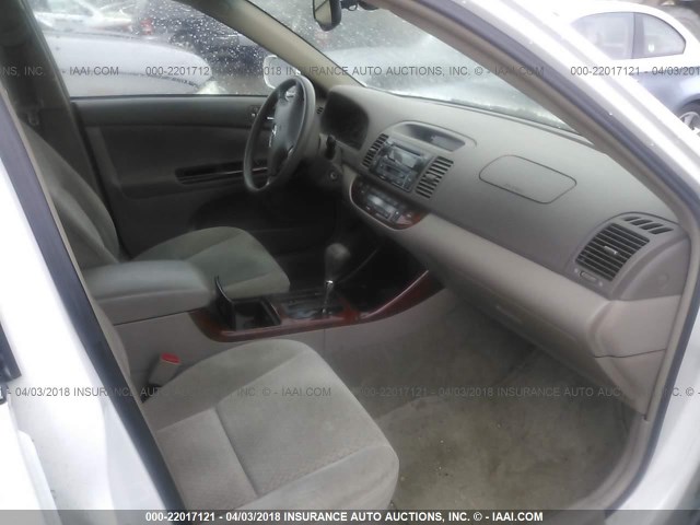 4T1BE30K32U047981 - 2002 TOYOTA CAMRY LE/XLE/SE WHITE photo 5