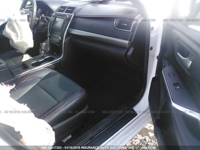 4T1BF1FK3GU241569 - 2016 TOYOTA CAMRY LE/XLE/SE/XSE WHITE photo 5