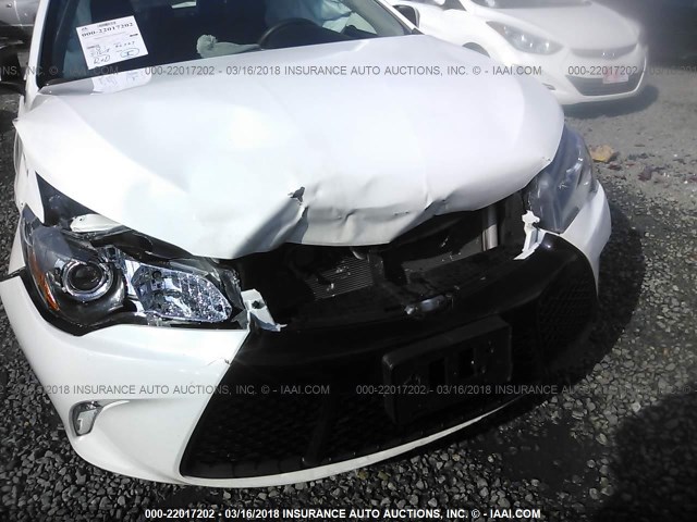 4T1BF1FK3GU241569 - 2016 TOYOTA CAMRY LE/XLE/SE/XSE WHITE photo 6