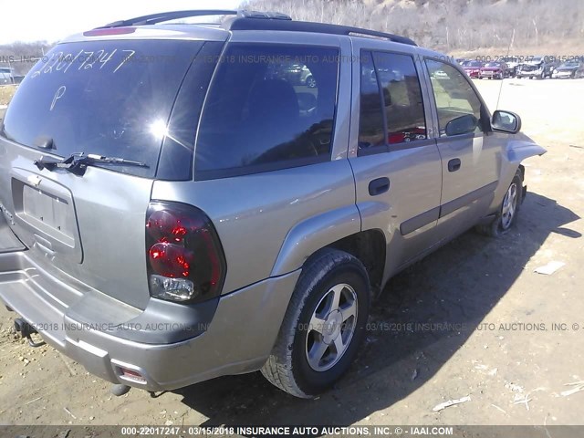 1GNDT13S652191244 - 2005 CHEVROLET TRAILBLAZER LS/LT GRAY photo 4