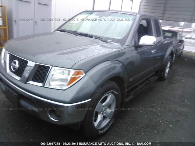 1N6AD06U26C441667 - 2006 NISSAN FRONTIER KING CAB LE/SE/OFF ROAD GRAY photo 2