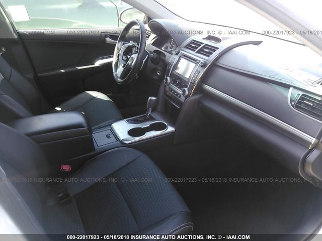 4T1BF1FK5EU838705 - 2014 TOYOTA CAMRY L/SE/LE/XLE WHITE photo 5