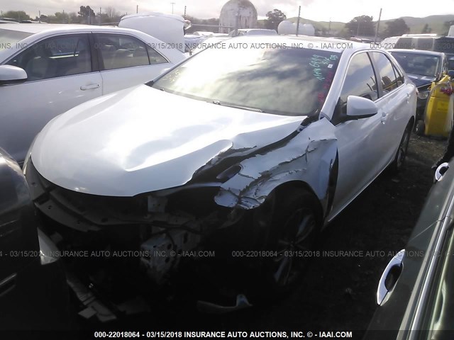 4T1BF1FK9FU102528 - 2015 TOYOTA CAMRY LE/XLE/SE/XSE WHITE photo 2