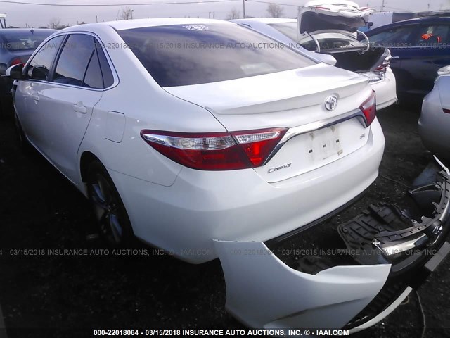 4T1BF1FK9FU102528 - 2015 TOYOTA CAMRY LE/XLE/SE/XSE WHITE photo 3