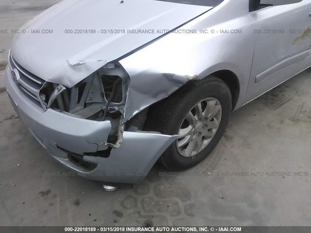 KNDMB233566069138 - 2006 KIA SEDONA EX/LX SILVER photo 6