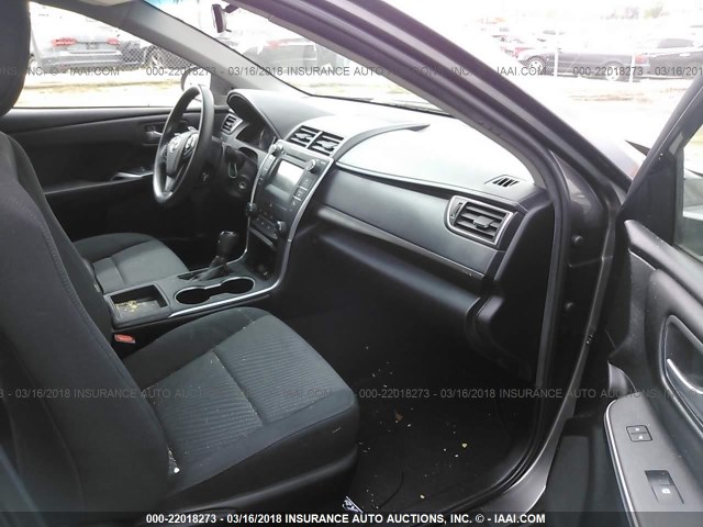 4T4BF1FK6GR563905 - 2016 TOYOTA CAMRY LE/XLE/SE/XSE GRAY photo 5