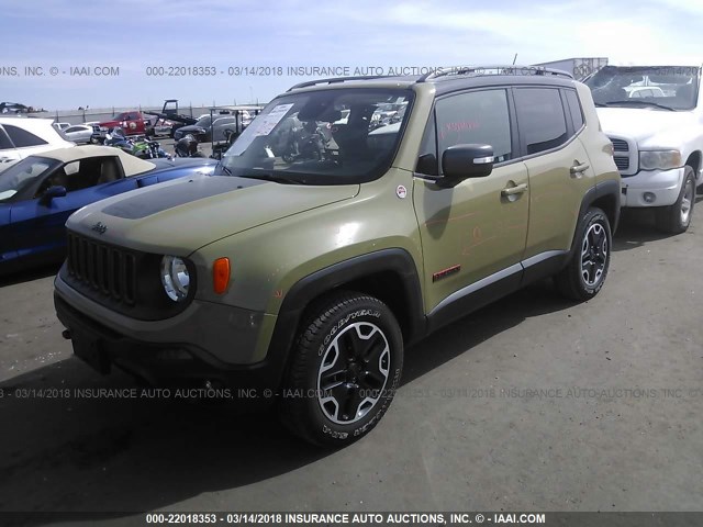 ZACCJBCT8FPB98762 - 2015 JEEP RENEGADE TRAILHAWK GREEN photo 2