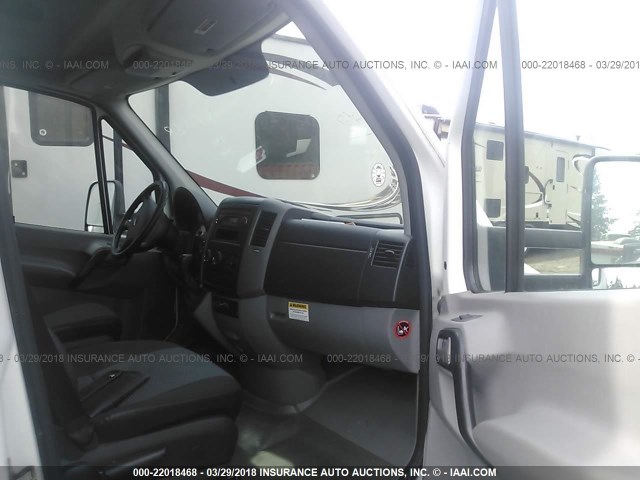 WDPPF4CC9B9463112 - 2011 FREIGHTLINER 3500 SPRINTER 3500 WHITE photo 5