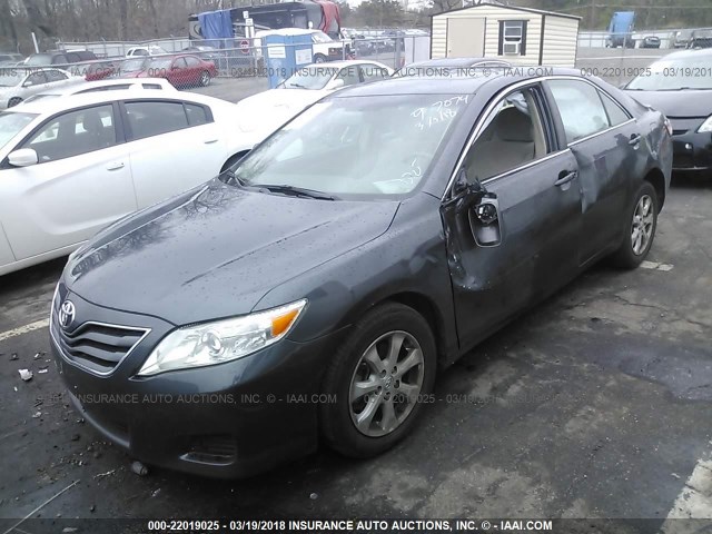 4T1BF3EK5BU209115 - 2011 TOYOTA CAMRY SE/LE/XLE GRAY photo 2