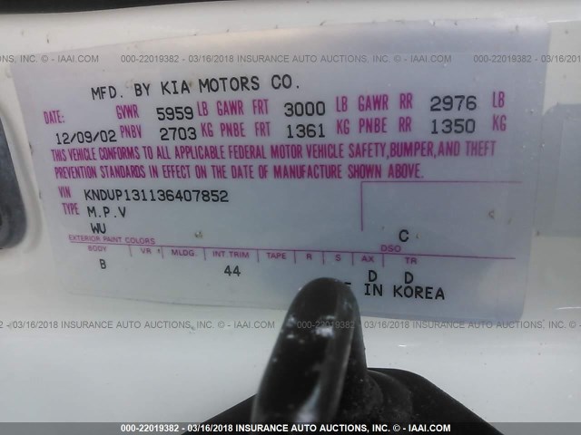 KNDUP131136407852 - 2003 KIA SEDONA EX/LX WHITE photo 9