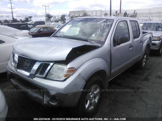 1N6AD07U09C405303 - 2009 NISSAN FRONTIER CREW CAB SE/LE/NISMO SILVER photo 2