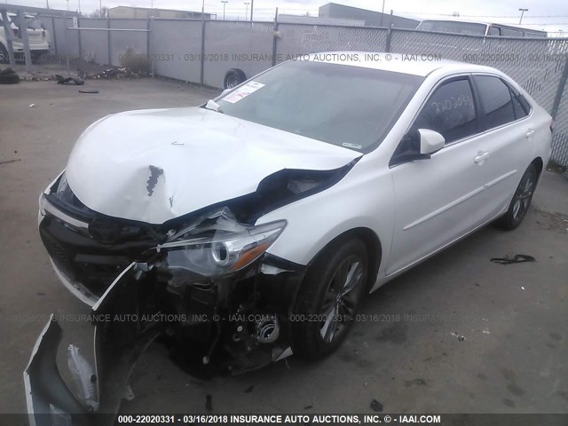 4T1BF1FKXGU265108 - 2016 TOYOTA CAMRY LE/XLE/SE/XSE WHITE photo 2