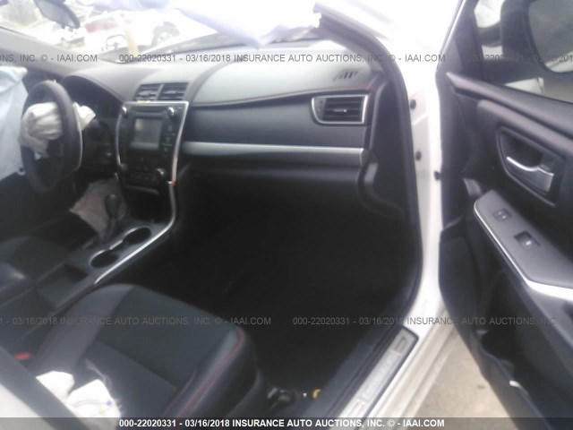 4T1BF1FKXGU265108 - 2016 TOYOTA CAMRY LE/XLE/SE/XSE WHITE photo 5