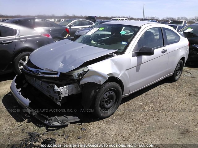 1FAHP32N48W139846 - 2008 FORD FOCUS S/SE SILVER photo 2