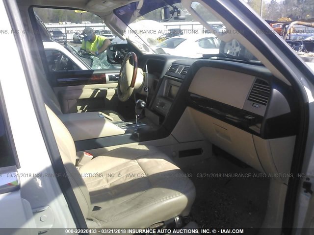 5LMFU275X6LJ28547 - 2006 LINCOLN NAVIGATOR 白色 照片 5