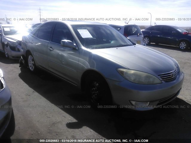 4T1BF30K25U594340 - 2005 TOYOTA CAMRY LE/XLE/SE ვერცხლისფერი ფოტო 1