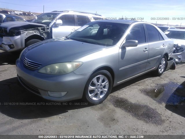 4T1BF30K25U594340 - 2005 TOYOTA CAMRY LE/XLE/SE ვერცხლისფერი ფოტო 2