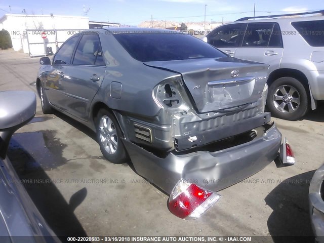 4T1BF30K25U594340 - 2005 TOYOTA CAMRY LE/XLE/SE ვერცხლისფერი ფოტო 3