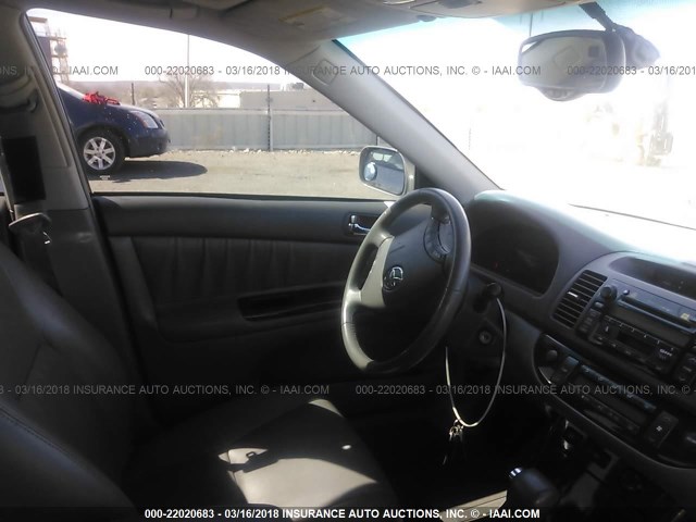 4T1BF30K25U594340 - 2005 TOYOTA CAMRY LE/XLE/SE ვერცხლისფერი ფოტო 5