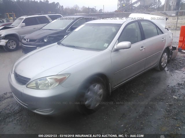 4T1BE30K02U065581 - 2002 TOYOTA CAMRY LE/XLE/SE SILVER photo 2