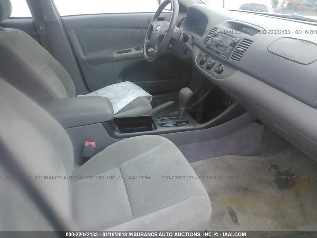 4T1BE30K02U065581 - 2002 TOYOTA CAMRY LE/XLE/SE 银色 照片 5