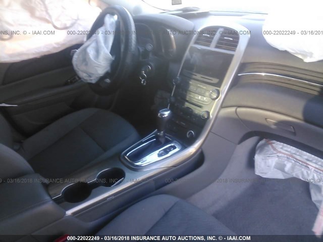 1G11B5SA8DF189753 - 2013 CHEVROLET MALIBU LS 银色 照片 5