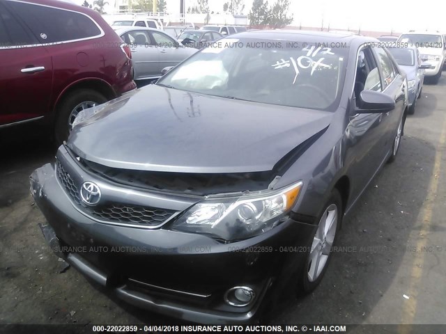 4T1BF1FKXEU865981 - 2014 TOYOTA CAMRY L/SE/LE/XLE GRAY photo 2
