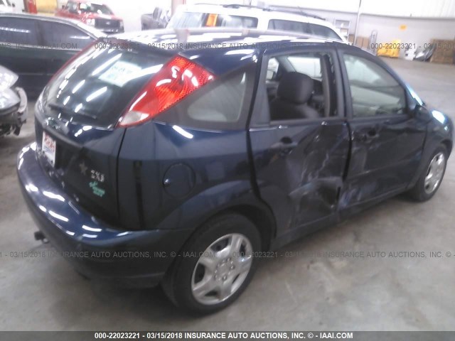 3FAFP37364R122459 - 2004 FORD FOCUS ZX5 BLUE photo 4