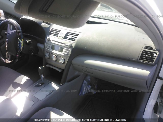 4T4BF3EK5AR021277 - 2010 TOYOTA CAMRY SE/LE/XLE Белый фото 5