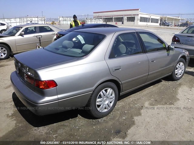 4T1BG22K3YU652903 - 2000 TOYOTA CAMRY CE/LE/XLE GRAY photo 4