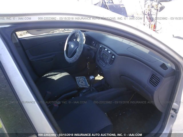 KNADE123686374070 - 2008 KIA RIO LX/SX SILVER photo 5