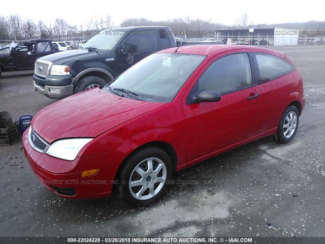 3FAFP31N05R148373 - 2005 FORD FOCUS ZX3 RED photo 2