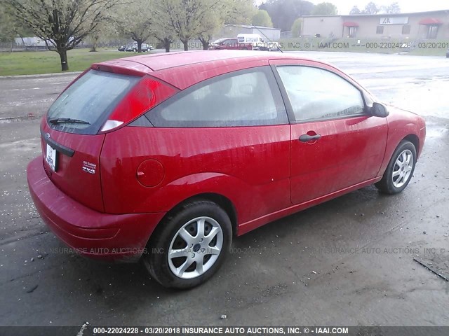 3FAFP31N05R148373 - 2005 FORD FOCUS ZX3 RED photo 4