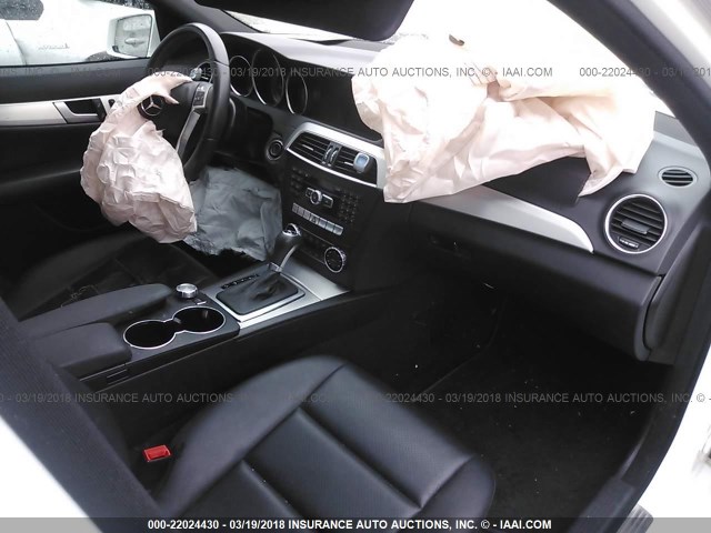 WDDGF8AB8DR280365 - 2013 MERCEDES-BENZ C 300 4MATIC WHITE photo 5