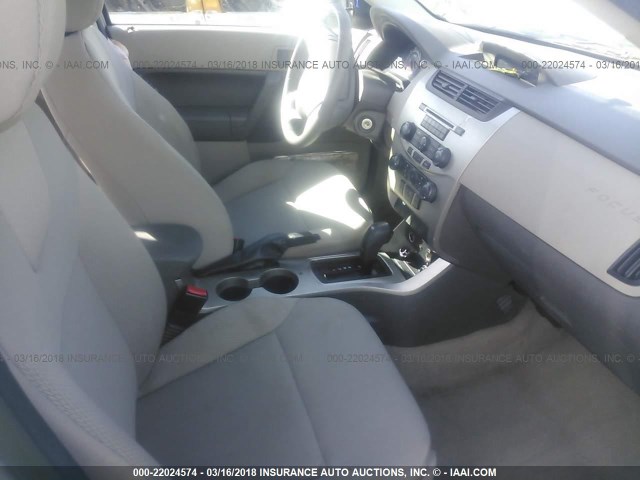 1FAHP34N78W151440 - 2008 FORD FOCUS S/SE SILVER photo 5