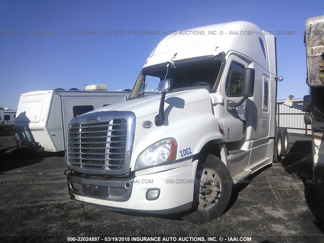 3AKJGLDR5HSHK7655 - 2017 FREIGHTLINER CASCADIA 125  WHITE photo 2