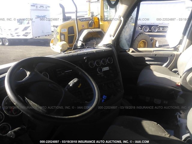 3AKJGLDR5HSHK7655 - 2017 FREIGHTLINER CASCADIA 125  WHITE photo 5