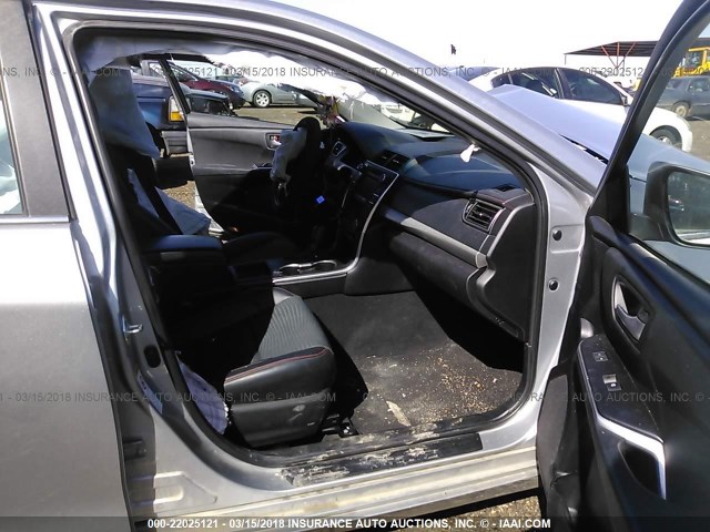 4T1BF1FKXFU958940 - 2015 TOYOTA CAMRY LE/XLE/SE/XSE SILVER photo 5