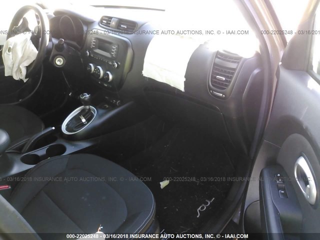 KNDJN2A22F7220953 - 2015 KIA SOUL BROWN photo 5