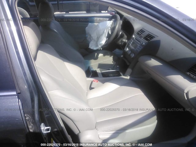 4T1BF3EK3BU661077 - 2011 TOYOTA CAMRY SE/LE/XLE GRAY photo 5